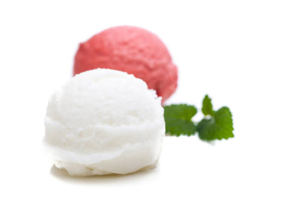 красный и белый совок мороженого с листьями мяты - raspberry ice cream close up fruit mint стоковые фото и изображения