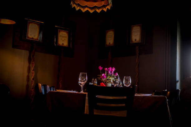 istock a modern table set with a floral arrangement 913646306