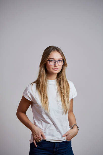 istock Portrait girl in glasses 913646418