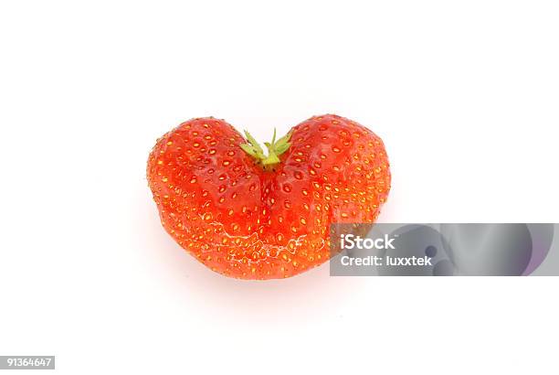Forma De Coração Strawberrry - Fotografias de stock e mais imagens de Amor - Amor, Branco, Comida