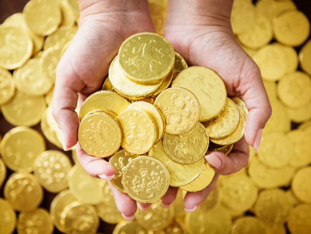 istock Golden chocolate coins 913648824