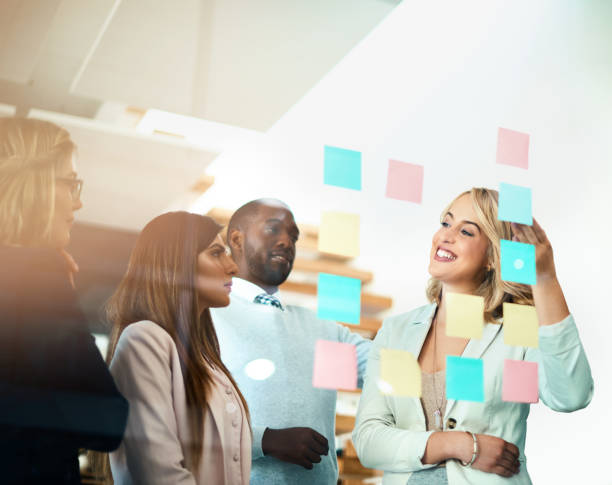 istock Coming up with great ideas to grab their audience’s attention 913649062