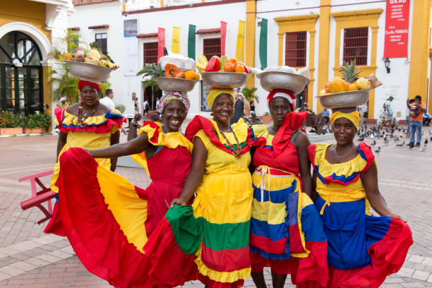 grupo de palenqueras vendiendo frutas en cartagena. - trajes tipicos colombianos fotografías e imágenes de stock