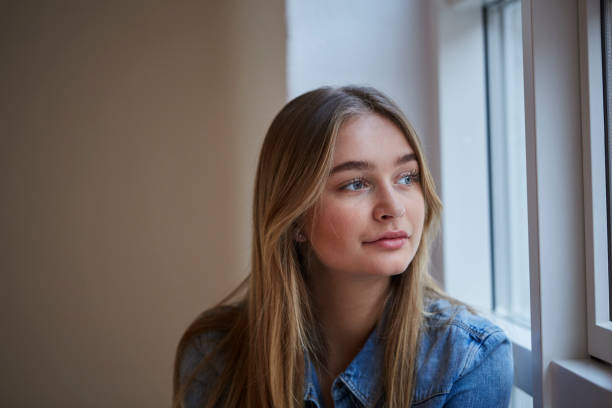 istock Girl looking away 913649894