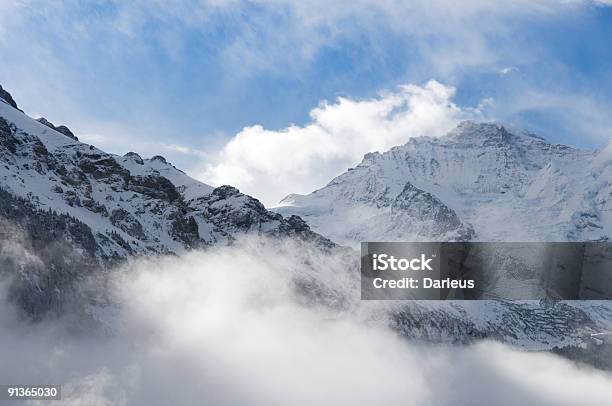 Montagne Tra Le Nuvole - Fotografie stock e altre immagini di Alpi - Alpi, Alpi svizzere, Ambientazione esterna