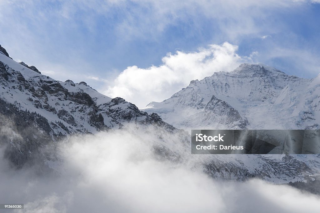 Montanhas nas nuvens - Foto de stock de Alpes europeus royalty-free