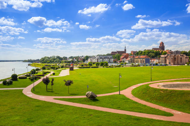 istock Old town of Tczew at Vistula river 913650588