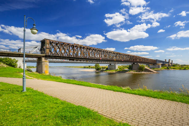 istock Old railway bridge over Vistula river in Tczew 913650614