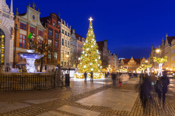 istock Christmas decorations at Long Street in Gdansk 913651038