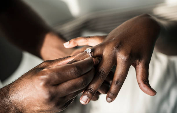 interval Onafhankelijk Prestige Man Proposing To His Girlfriend Stock Photo - Download Image Now - African  Ethnicity, Engagement Ring, Engagement - iStock