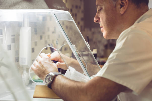 hacer una prótesis dental - technician dentures prosthetic equipment workshop fotografías e imágenes de stock