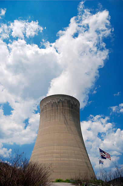 Torre di raffreddamento nucleare - foto stock