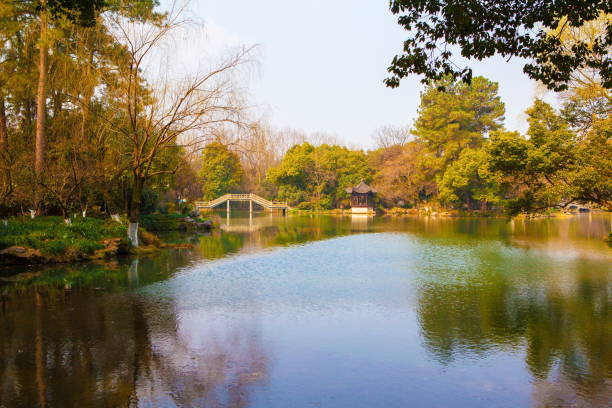 istock Chinese classical garden scenery- West Lake in Hangzhou 913657720