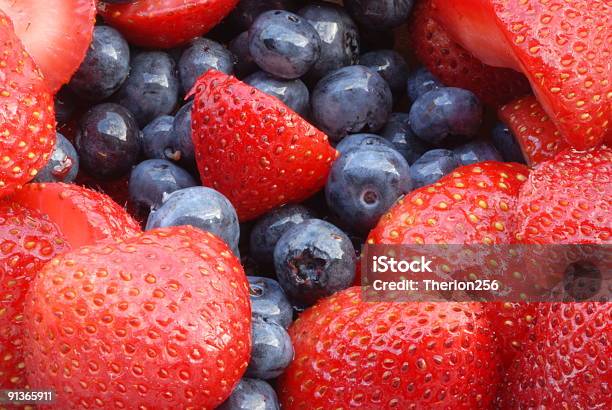 Fragole Mirtilli Ii - Fotografie stock e altre immagini di Alimentazione sana - Alimentazione sana, Antiossidante, Blu