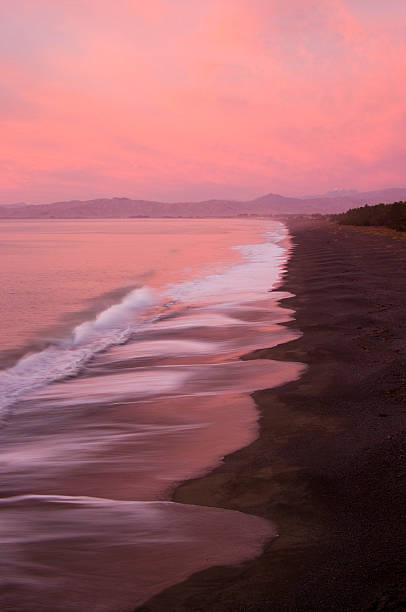 ニュージーランド rarangi ビーチ - marlborough region sunrise new zealand sea ストックフォトと画像