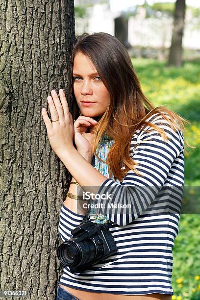 Im Park Stockfoto und mehr Bilder von Attraktive Frau - Attraktive Frau, Baumrinde, Braunes Haar