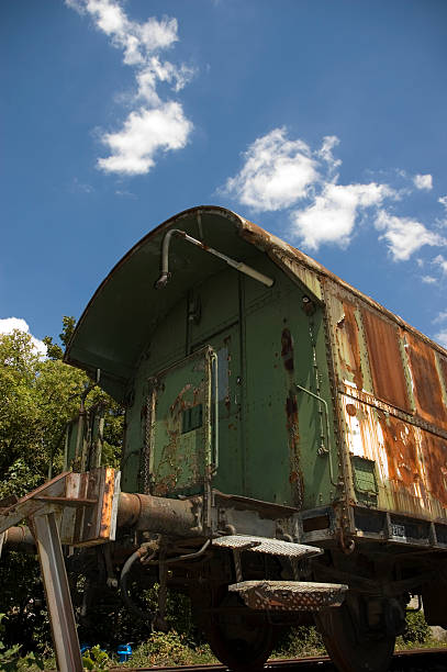o rusty trem - vertical stabilizer transportation old fashioned metal - fotografias e filmes do acervo