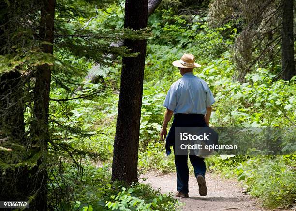 Photo libre de droit de Vieil Homme Pour Une Marche banque d'images et plus d'images libres de droit de Activité de loisirs - Activité de loisirs, Adulte, Arbre