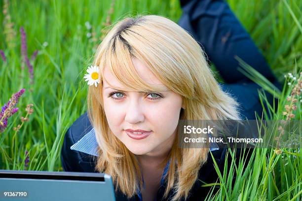 Girl With 아이리스입니다 헤어 라잉 On 잔디1 공원에 대한 스톡 사진 및 기타 이미지 - 공원, 관능, 금발 머리