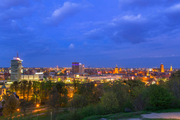 istock Architecture of Gdansk old town at night 913672340