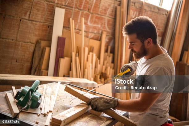 Tischler Bei Der Arbeit Stockfoto und mehr Bilder von Freischaffender - Freischaffender, Baugewerbe, Arbeiten