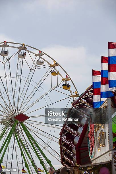 Photo libre de droit de Dans La Zone De Loisirs banque d'images et plus d'images libres de droit de Affluence - Affluence, Attraction foraine - Fête foraine, Attraction foraine - Équipement de loisirs