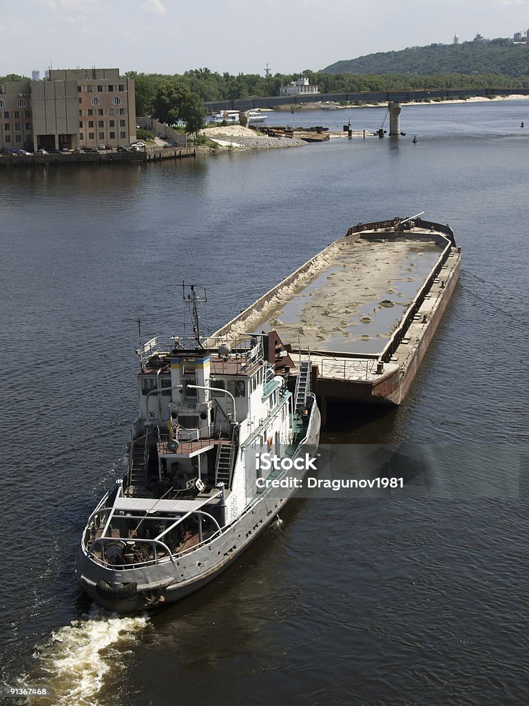 Tug boat com barcas - Foto de stock de Barcaça royalty-free