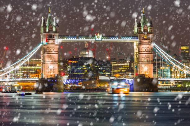 istock Tower Bridge on a cold winter night with falling snow 913676330