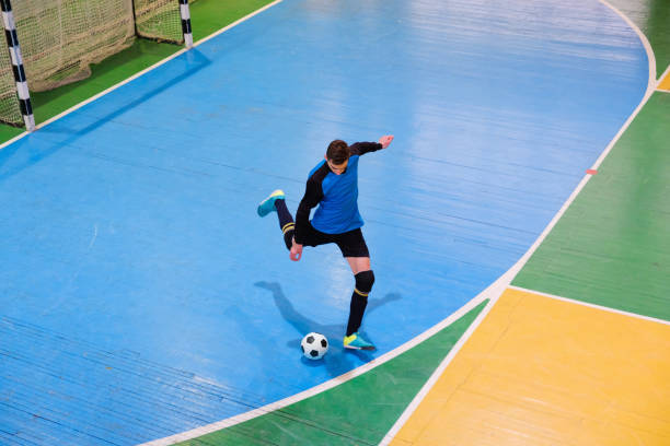 fußball-torwart auf ziel, feld, futsal ball in indoor, sport-fußballplatz fitness-studio - ball halten stock-fotos und bilder