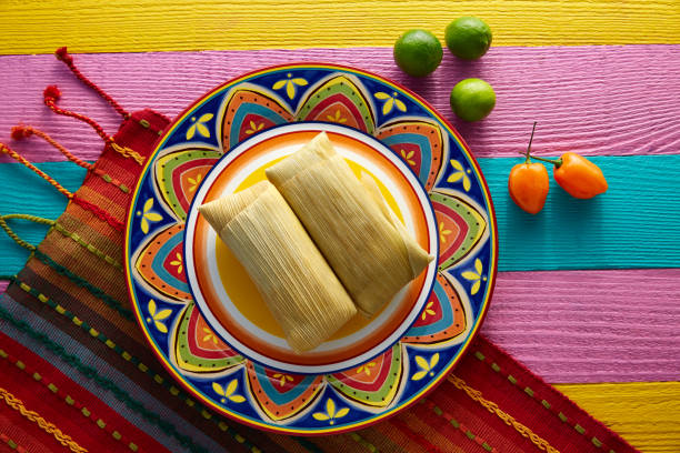 mexikanische tamale tamales mais blätter - guacamole avocado mexican culture food stock-fotos und bilder