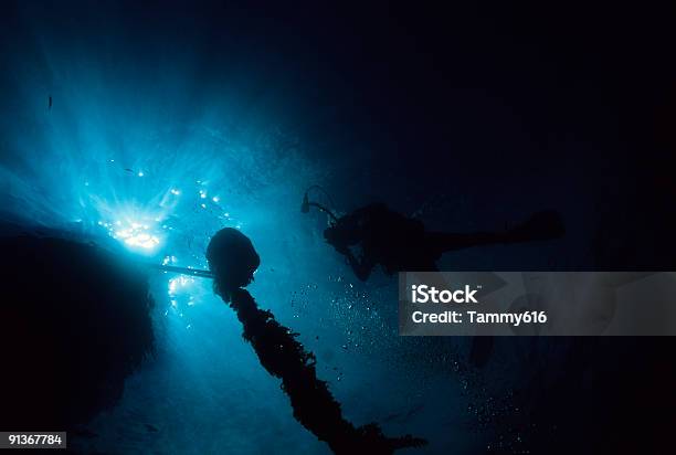 Foto de Silhoutte De Mergulhador e mais fotos de stock de Debaixo d'água - Debaixo d'água, Iluminado, Veículo Aquático