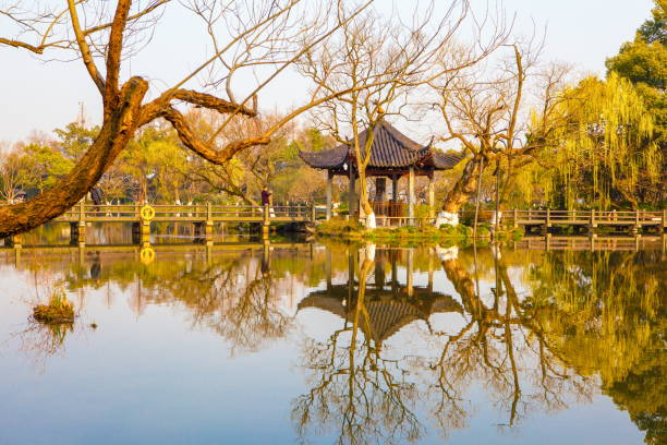 istock Hangzhou West Lake scenery 913678204