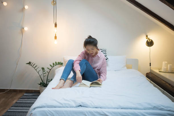 istock Young Chinese woman reading book 913678508