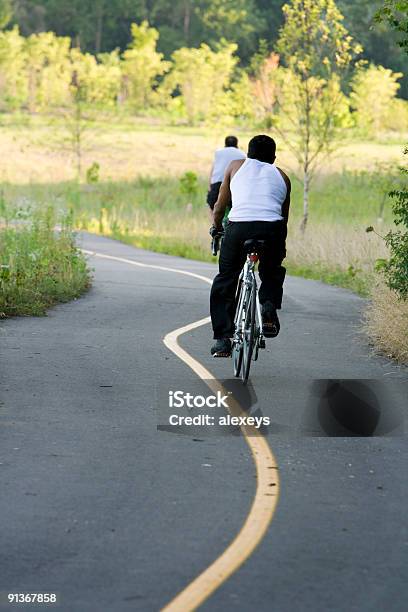Fahrradfahren Im Park Stockfoto und mehr Bilder von Aktiver Lebensstil - Aktiver Lebensstil, Aktivitäten und Sport, Asphalt