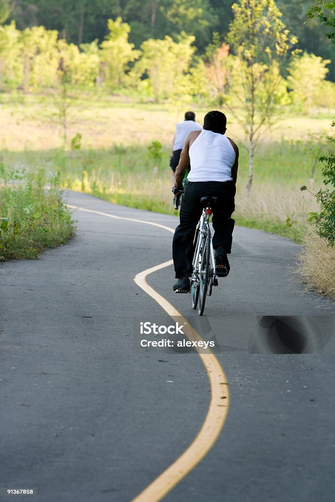 На велосипеде в парке - Стоковые фото Активный образ жизни роялти-фри