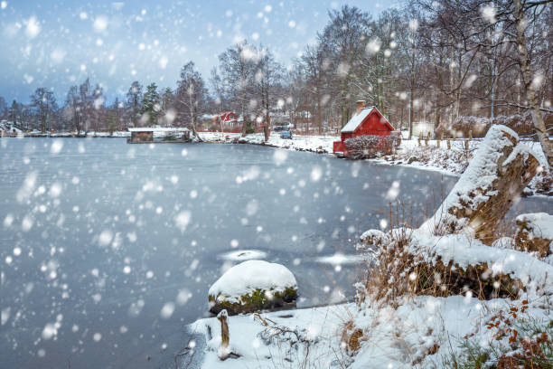 オロフストロムの湖の冬景色 - sweden cottage winter snow ストックフォトと画像