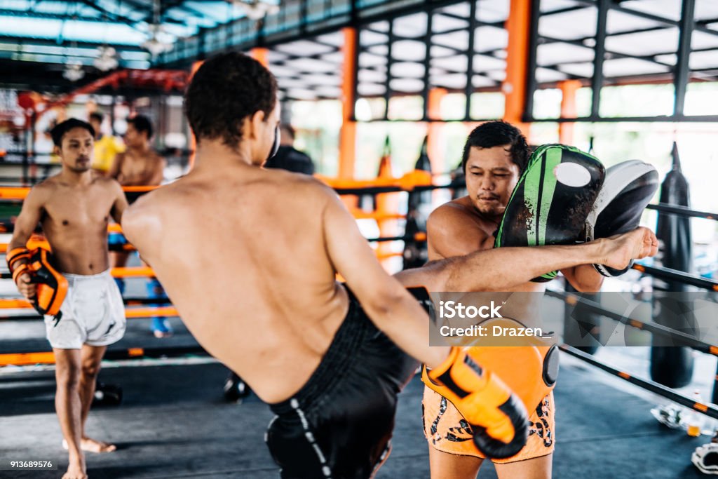 Thai Martial Arts-TrainerInnen, die mit internationalen Auszubildenden in Muay Thai camp - Lizenzfrei Kickboxen Stock-Foto