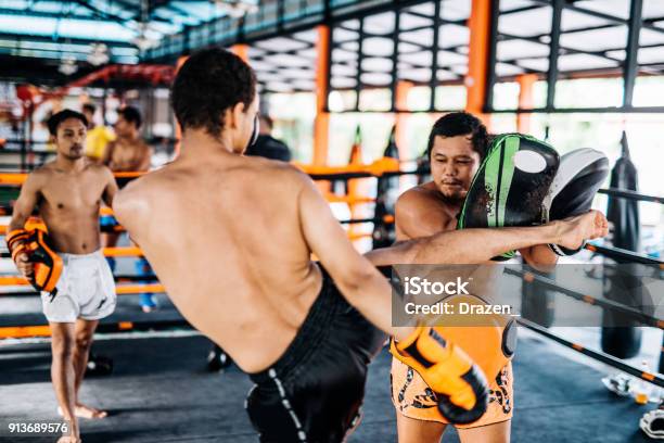 Thai Martial Artstrainerinnen Die Mit Internationalen Auszubildenden In Muay Thai Camp Stockfoto und mehr Bilder von Kickboxen