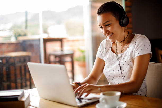 istock Young freelancer girl working at a cafe 913690644