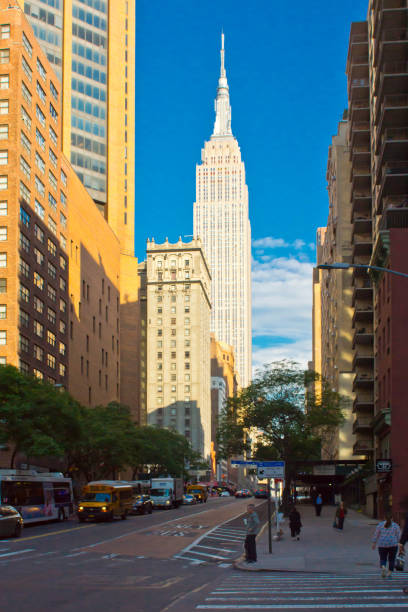 empire state building - editorial shadow new york city manhattan - fotografias e filmes do acervo