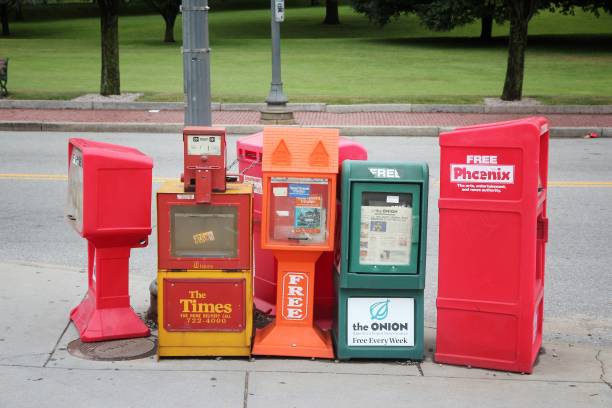 газетные дозаторы - newspaper dispenser стоковые фото и изображения