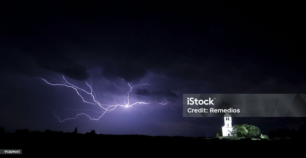 Grande tempesta di casa con chiesa - Foto stock royalty-free di Acqua