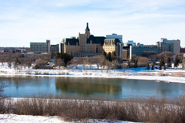 saskatoon im winter - bessborough stock-fotos und bilder