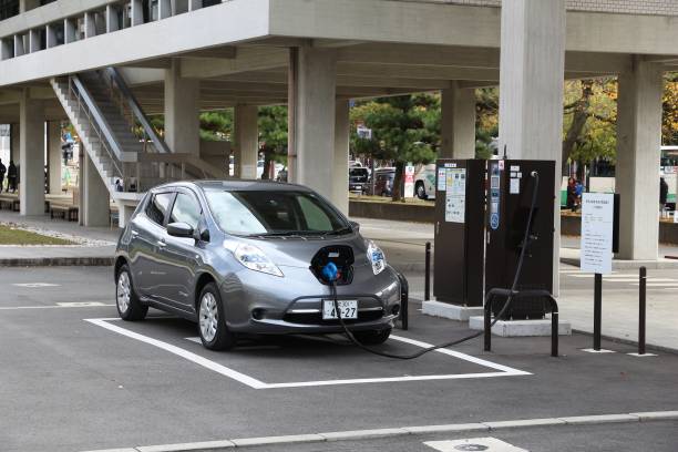 cargador para coche eléctrico - nissan leaf fotografías e imágenes de stock