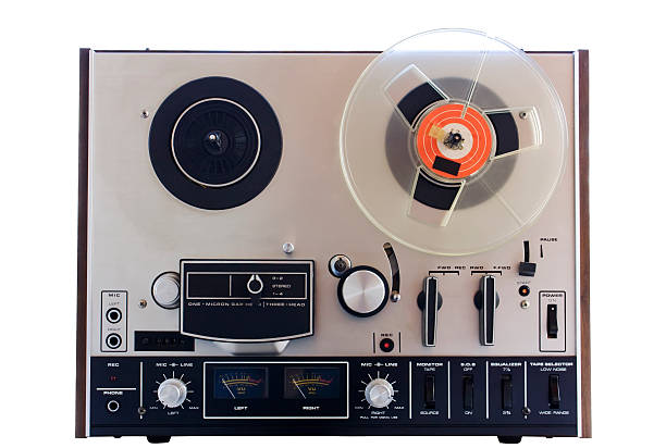 vintage cinta reproductor de abertura sobre fondo blanco - disco audio analógico fotografías e imágenes de stock