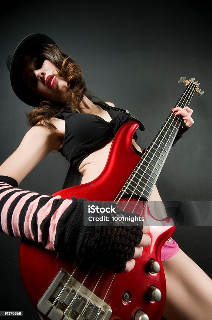 Chitarrista femmina - Foto stock royalty-free di Adulto