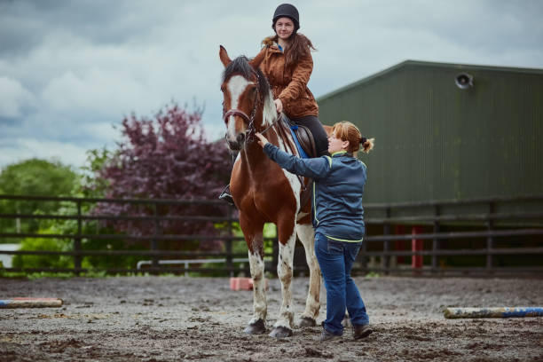 아무것도 말한다 조랑말을 타고 배우 처럼 어린 시절의 꿈 - teaching child horseback riding horse 뉴스 사진 이미지