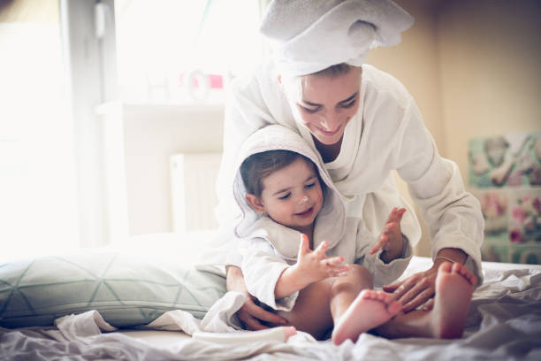 la madre ha giocato con la sua bambina dopo il bagno. - cute kid foto e immagini stock