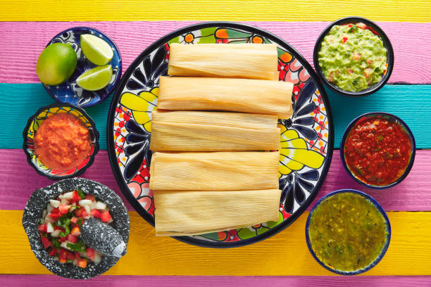 tamal con guacamole de hoja y salsas de maíz - guacamole mexican cuisine avocado food fotografías e imágenes de stock