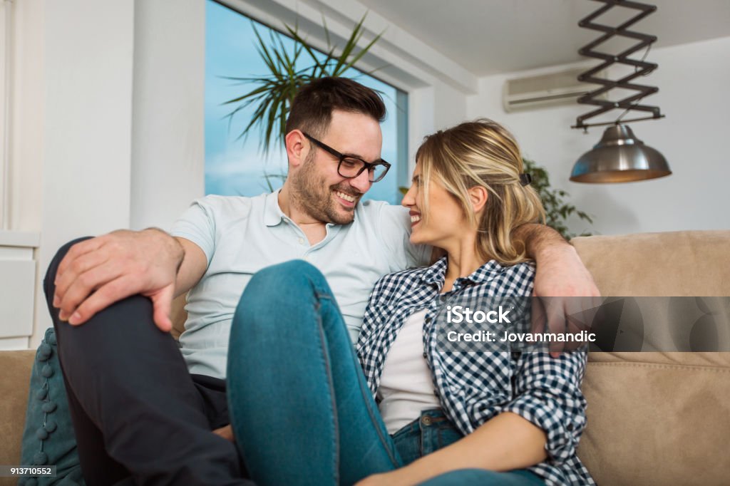 Feliz pareja joven en casa - Foto de stock de 20 a 29 años libre de derechos